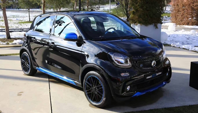 原创奔驰旗下新款电动车亮相，外观不输MINI，配置惊喜