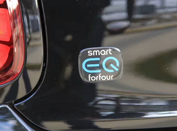 原创奔驰旗下新款电动车亮相，外观不输MINI，配置惊喜