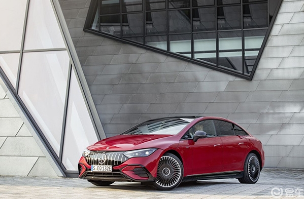 最具代表性的电动汽车奔驰EQE海外试驾