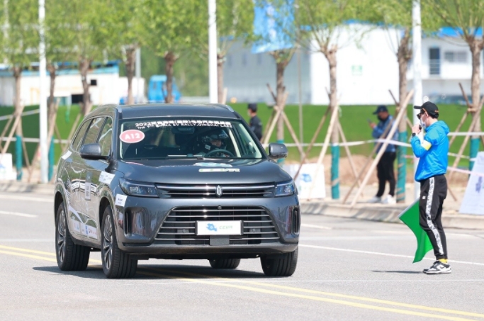 问界M7高原迎战亮相环青海湖(国际)电动汽车挑战赛