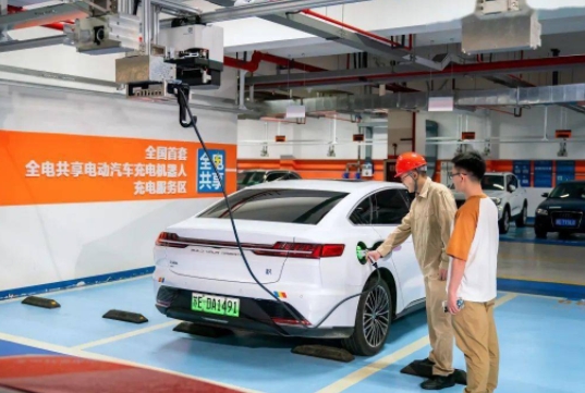 全国首个电动汽车充电机器人在苏州投入运行