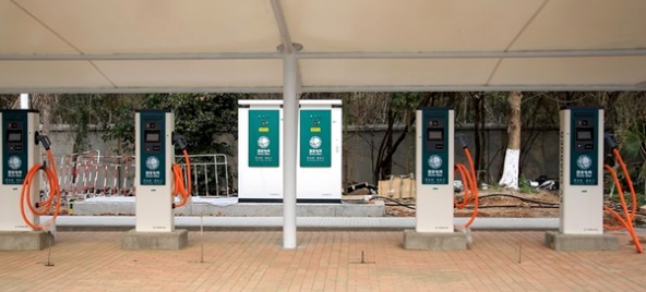 小鹏说电动汽车加高压充电能替代混动汽车，理想反对，谁说得对？