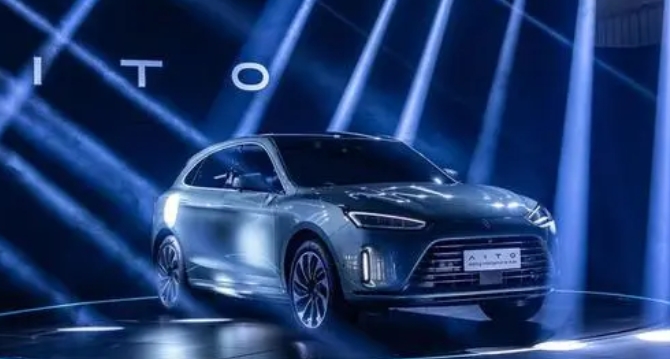 华为与赛力斯汽车合作推出AITO问界M7共创中国高端智慧电动汽车头部品牌