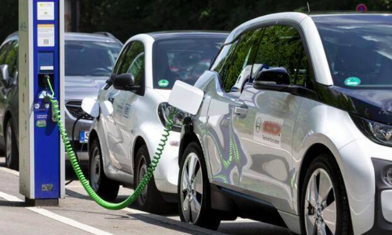 纯电动汽车减速，汽车巨头们要杀燃油车一个回马枪？