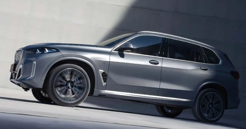 面向中国的改款BMWX5Li腿部空间增加13厘米