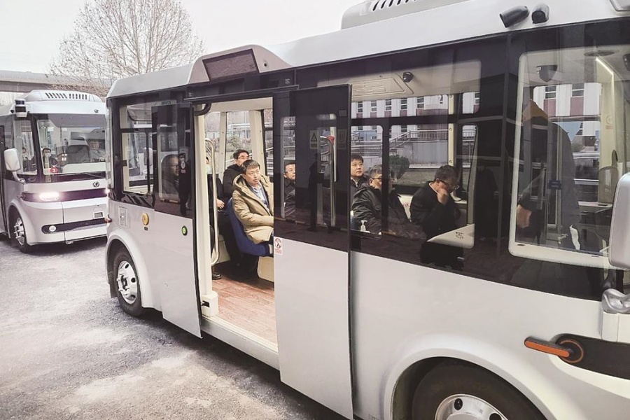 东风无人驾驶巴士驶上天津街头