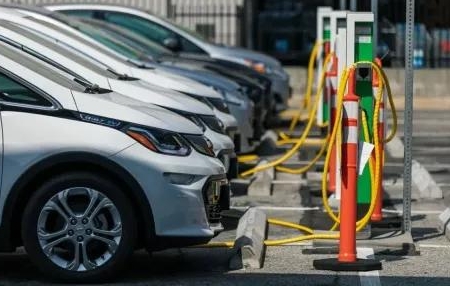 通用多款电动汽车明年将暂时失去美国税收补贴资格，海外零部件成背后原因