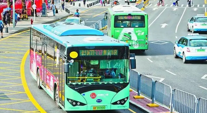 中国的公交车如何塑造世界电动汽车革命两种特色的电动公交车沿着上海繁忙的道路行驶。