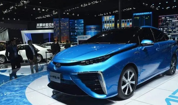 丰田是世界上最大的汽车制造商之一，最近宣布计划到2025年开始在美国生产电动汽车。