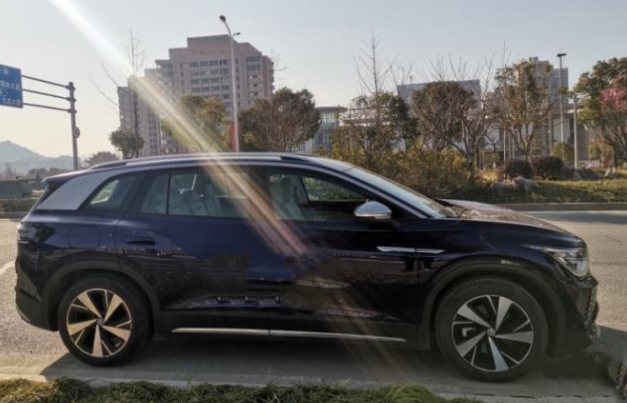 上汽大众纯电动汽车ID.6X2023款，外观简约，行驶有质感