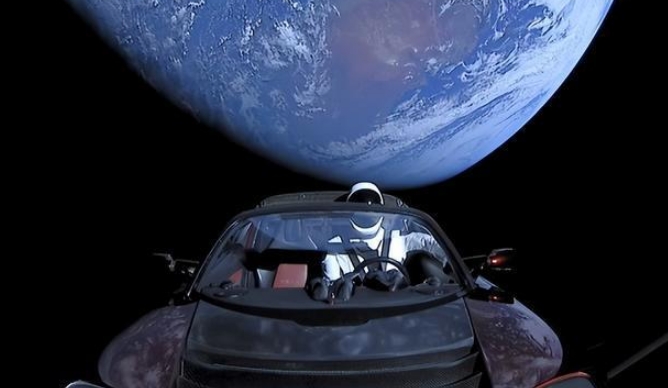 埃隆·马斯克的电动汽车飞入太空5年后