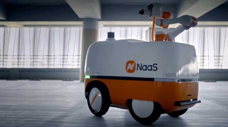 能链智电充电机器人来了！我们距“电动汽车自由”已经不远？