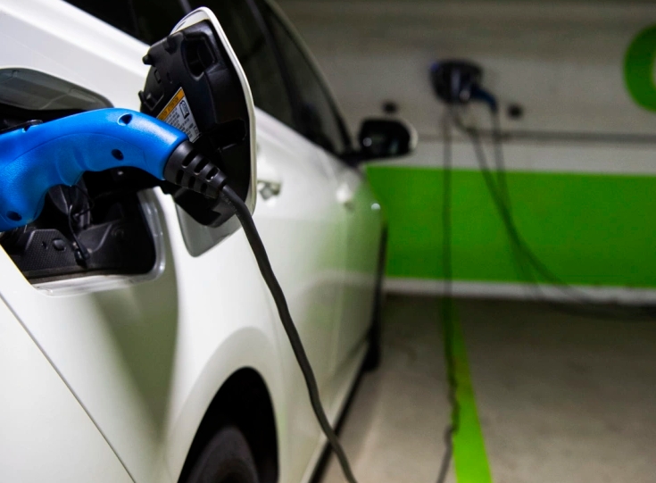 人民财评：巩固和扩大我国新能源汽车发展优势