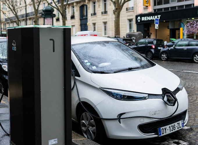 法国电动汽车高速路可边开车边充电，预计今年9月进行测试