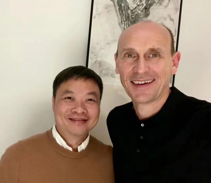 大众集团入股小鹏合作造车,何小鹏:互相分享智能电动汽车技术