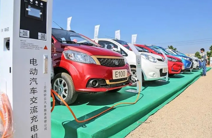 中国新能源汽车“一路疾驰”激活哪些新动能？