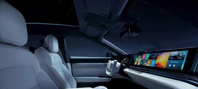 索尼和本田联手打造的电动汽车，被游戏机手柄操控进场