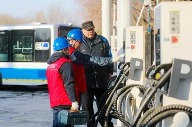 北京升级“零碳”出行超8000辆电动公交车充“绿电”