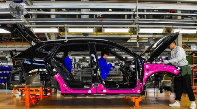 中国给全球电动汽车产业发展“加速”