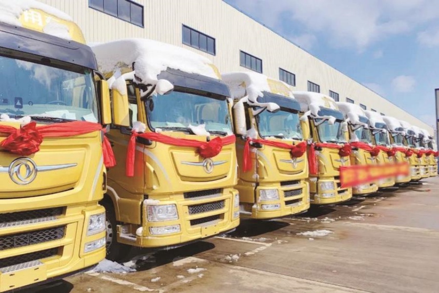 东风天龙燃气牵引车批量交付