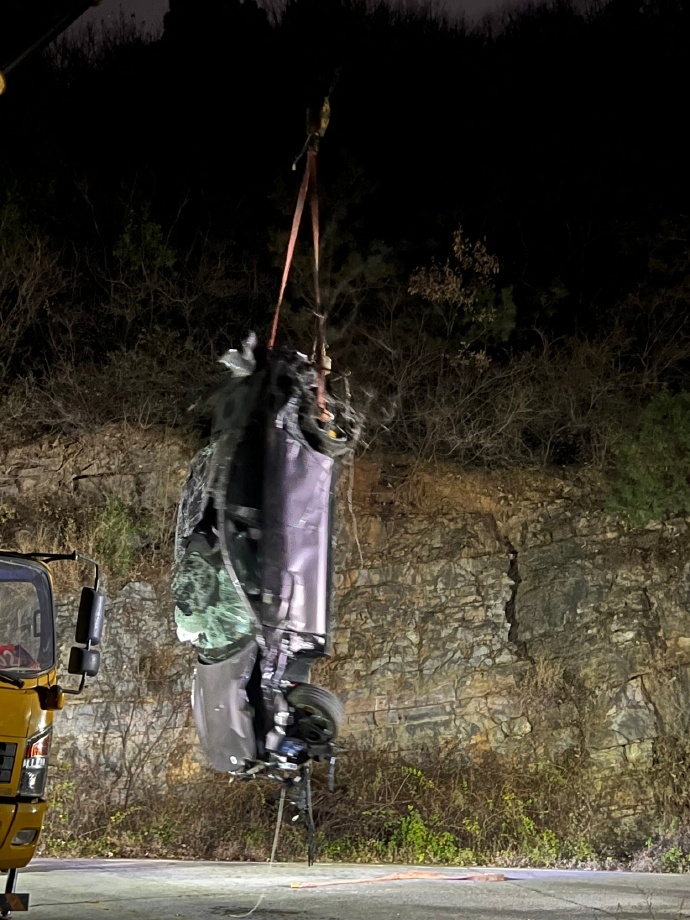 车辆翻滚坠崖一家四口安然无恙