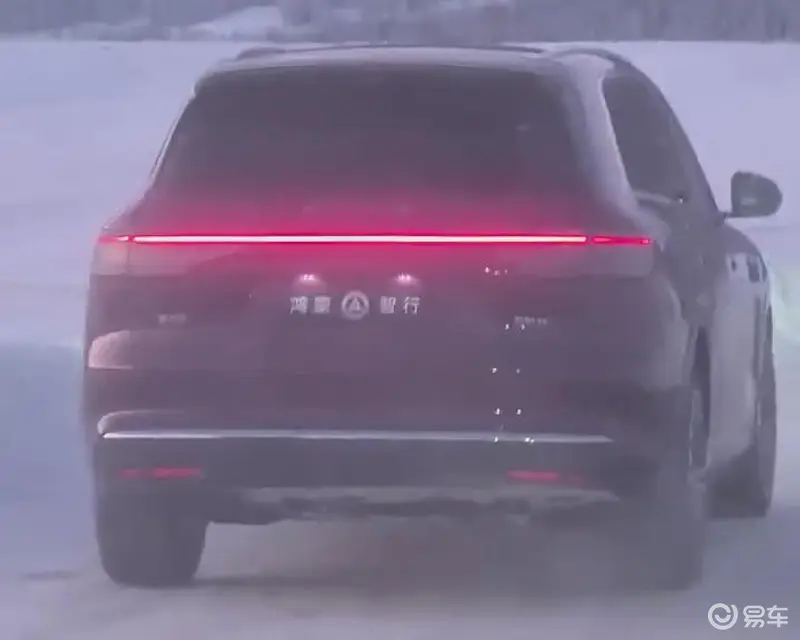 问界M8全新谍照曝光采用贯穿式尾灯