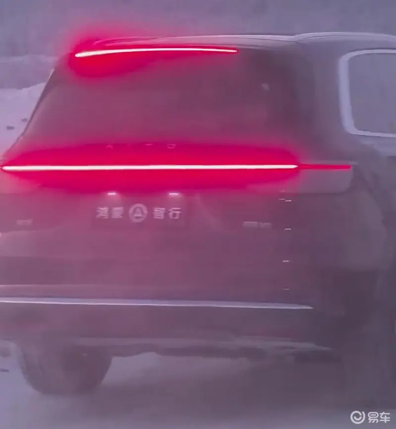 问界M8全新谍照曝光采用贯穿式尾灯