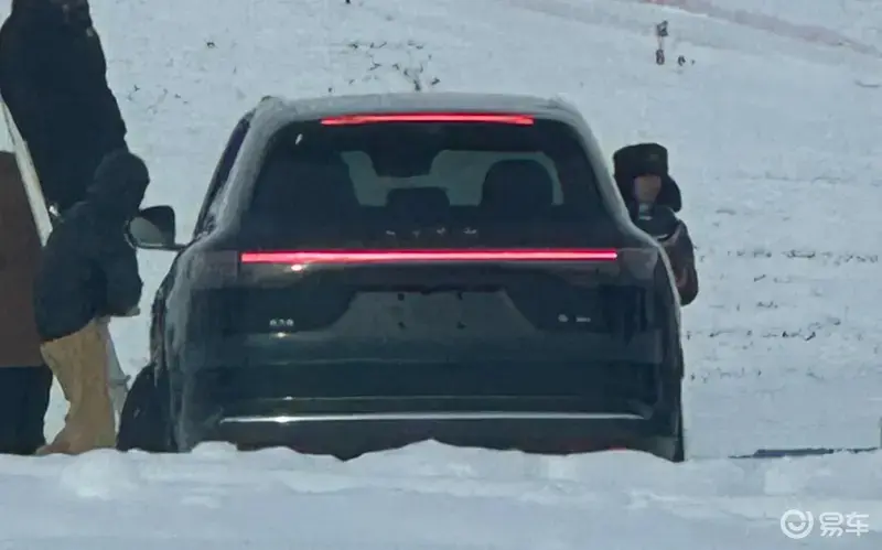 问界M8全新谍照曝光采用贯穿式尾灯