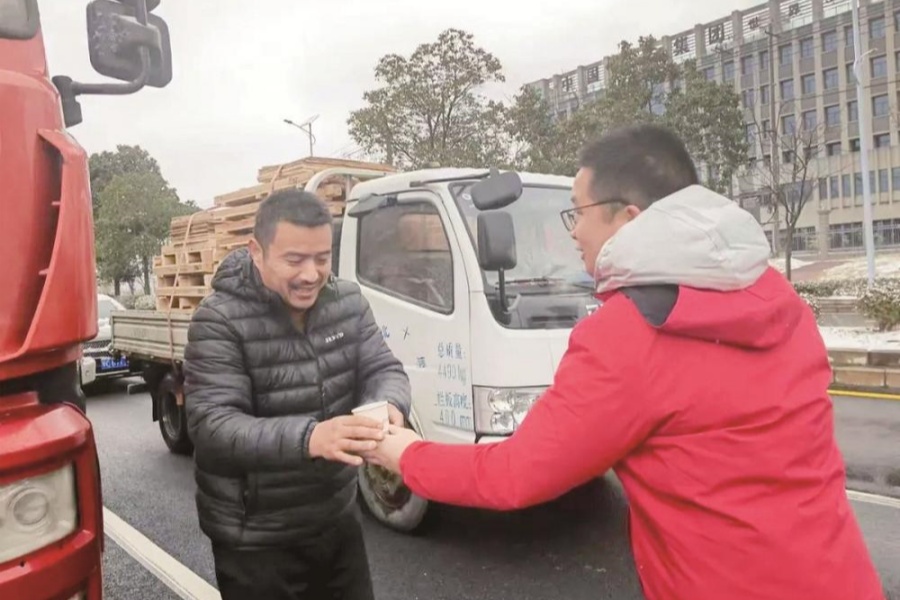 “龙擎红”温暖冰雪路