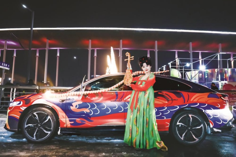 岚图追光化身花灯长龙巡游郑州