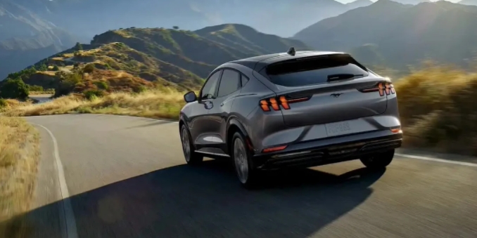 福特暗示其下一代电动汽车将采用800V快充架构