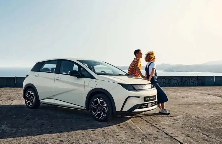 新款比亚迪Dolphin2024及其令人好奇的细节：WLTP续航里程高达347英里？