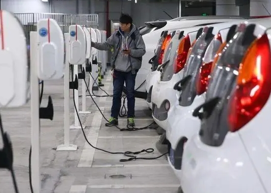 欧洲车企打不过中国电动车，再次“转型”燃油车