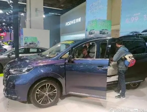 配置高还省钱，新能源汽车成消费者首选