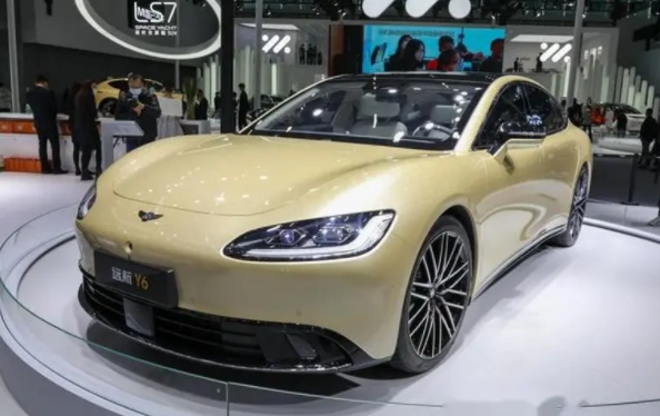 又一纯电动诞生了，定位旗舰D级车，最高1020km续航，舒适度一流