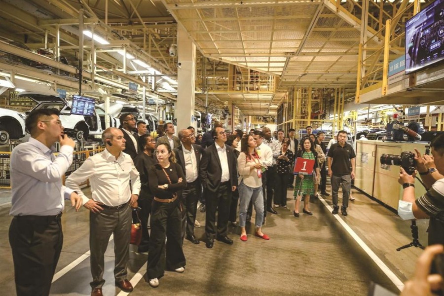 拉美和加勒比国家驻华使节走进岚图感受“中国智造”魅力