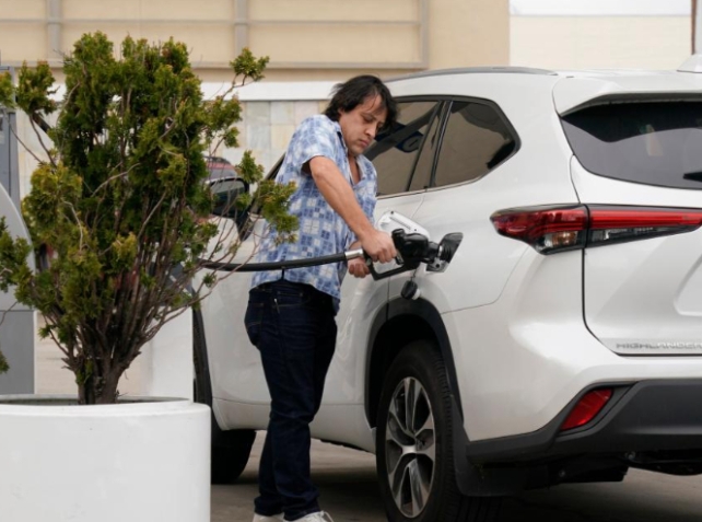 记者观察：美国电动汽车发展遇“死结”