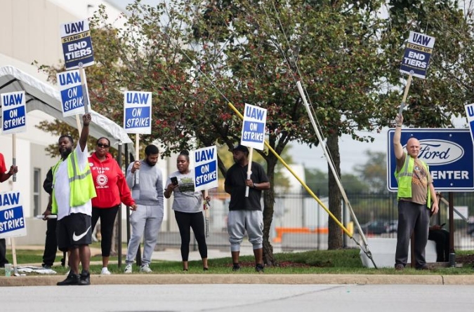 欧美放缓电动汽车转型，中国被忽悠了吗？