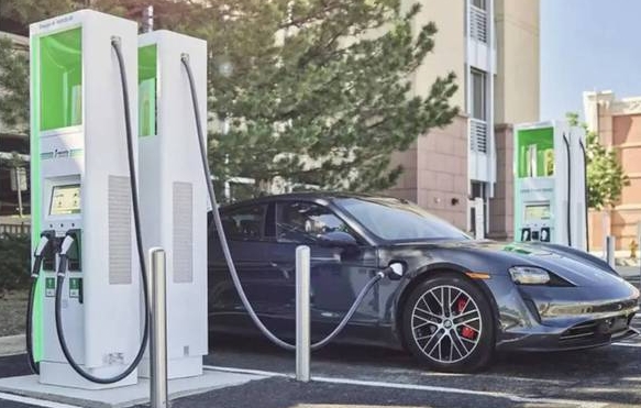 电动汽车充电太慢，调查显示大多数美国消费者更钟情燃油车和混动车