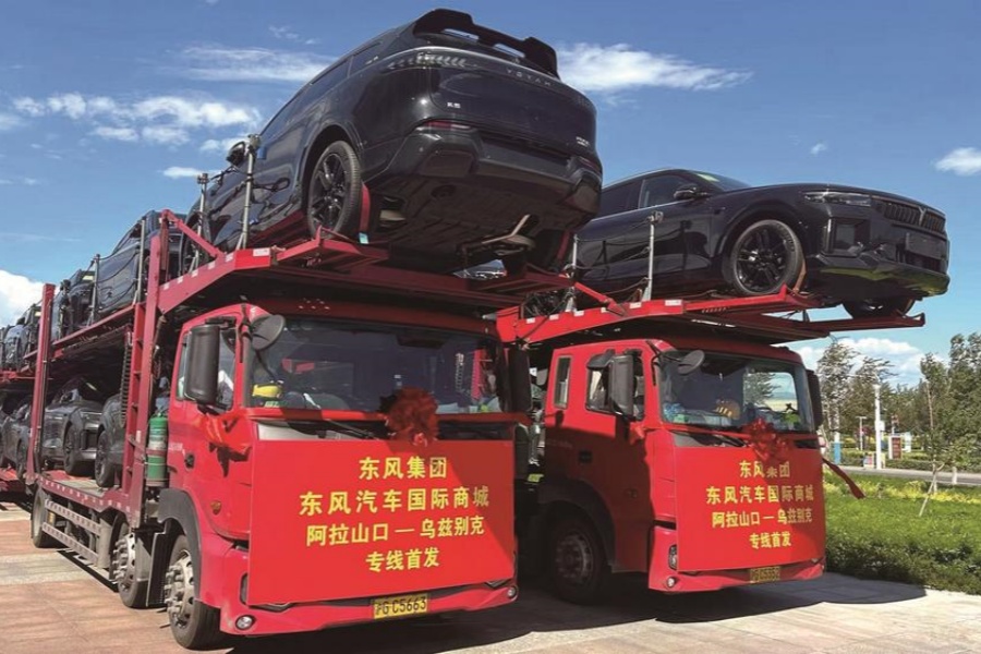 阿拉山口东风汽车国际商城揭牌