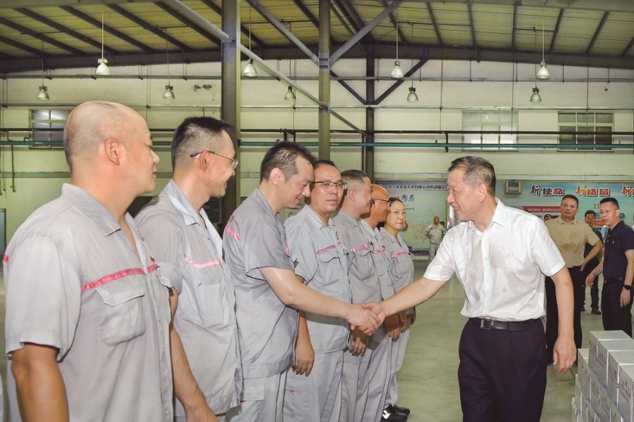 杨青在十堰基地开展安全检查和高温慰问