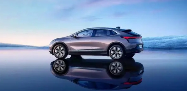 别克焕新品牌设计语言，金色WildcatEV电动汽车亮相