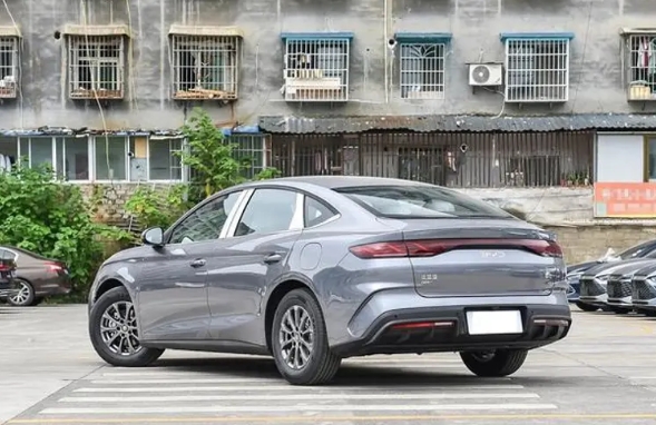 比亚迪全新中型轿车！9.98万起售，外观时尚动感，搭载五代DM混动
