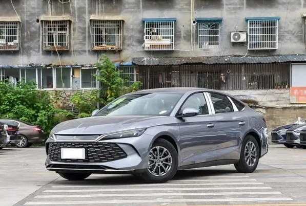 比亚迪全新中型轿车！9.98万起售，外观时尚动感，搭载五代DM混动