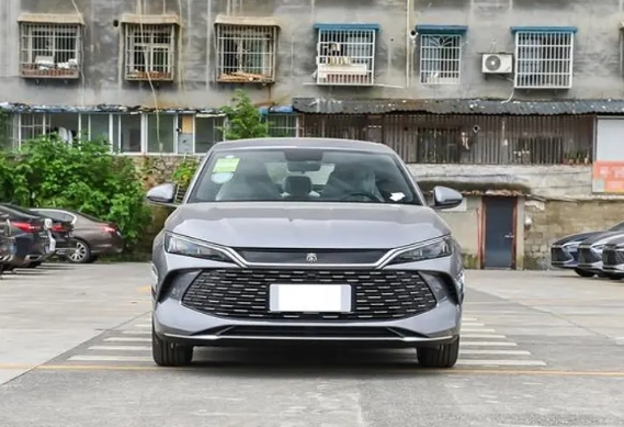 比亚迪全新中型轿车！9.98万起售，外观时尚动感，搭载五代DM混动