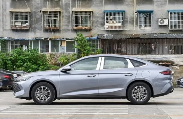 比亚迪全新中型轿车！9.98万起售，外观时尚动感，搭载五代DM混动