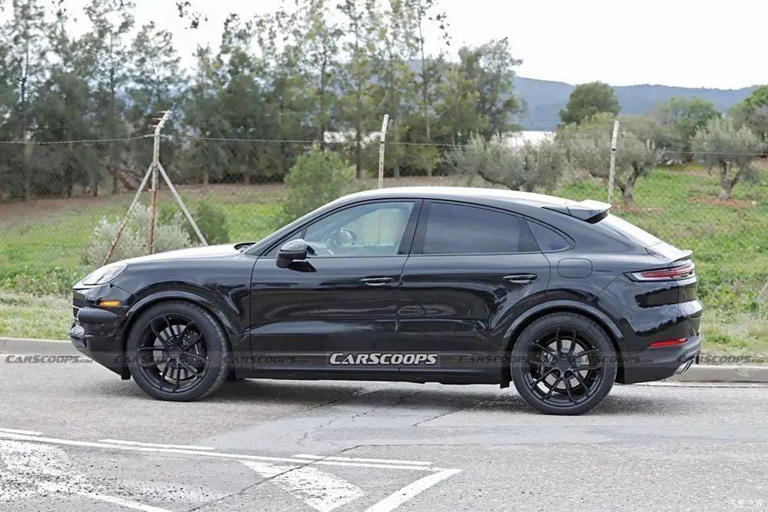 新款保时捷CayenneCoupé曝光：溜背造型配“鲨鱼鳍”，燃油动力依旧强劲？