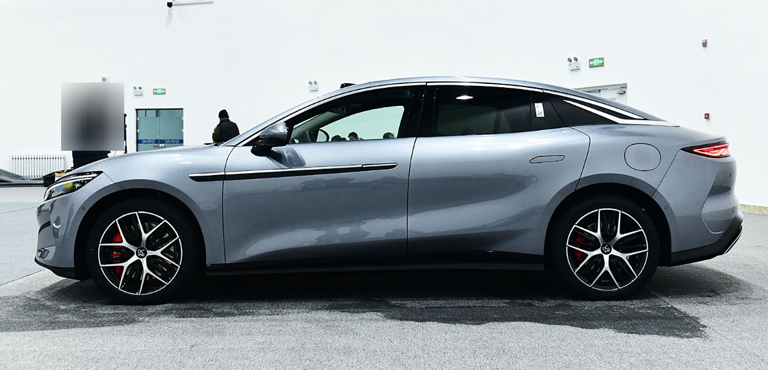 全新比亚迪“战神”来了！2秒级极速，尾部小字让BBA“自卑”？