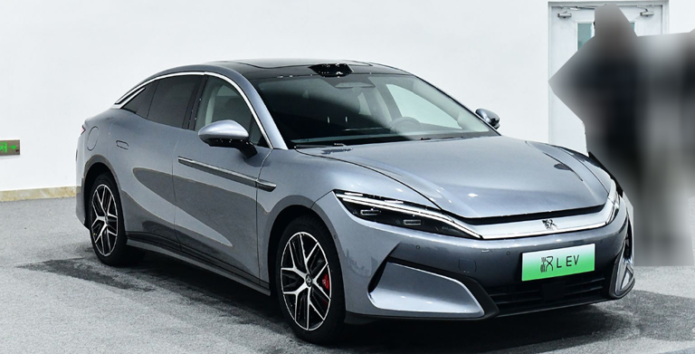 全新比亚迪“战神”来了！2秒级极速，尾部小字让BBA“自卑”？