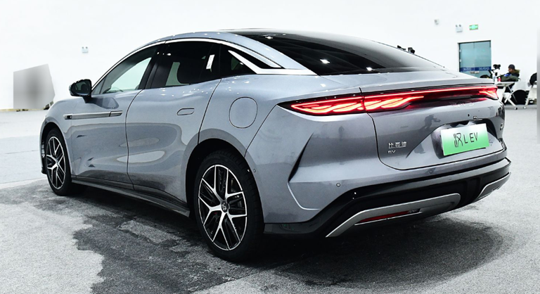 全新比亚迪“战神”来了！2秒级极速，尾部小字让BBA“自卑”？